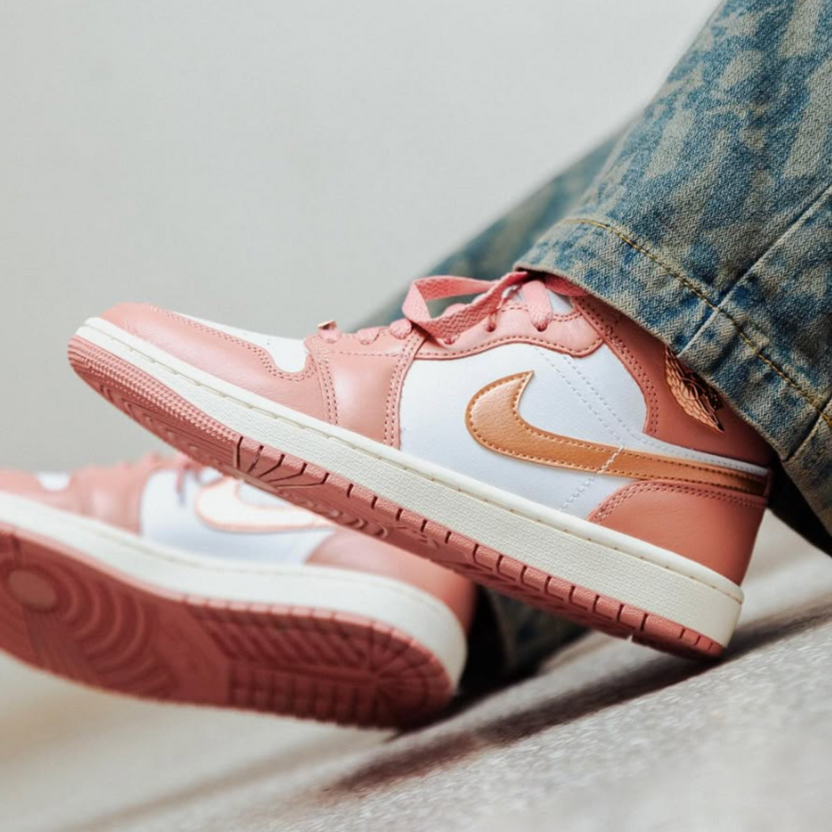 Air Jordan 1 Mid SE Red Stardust (W)